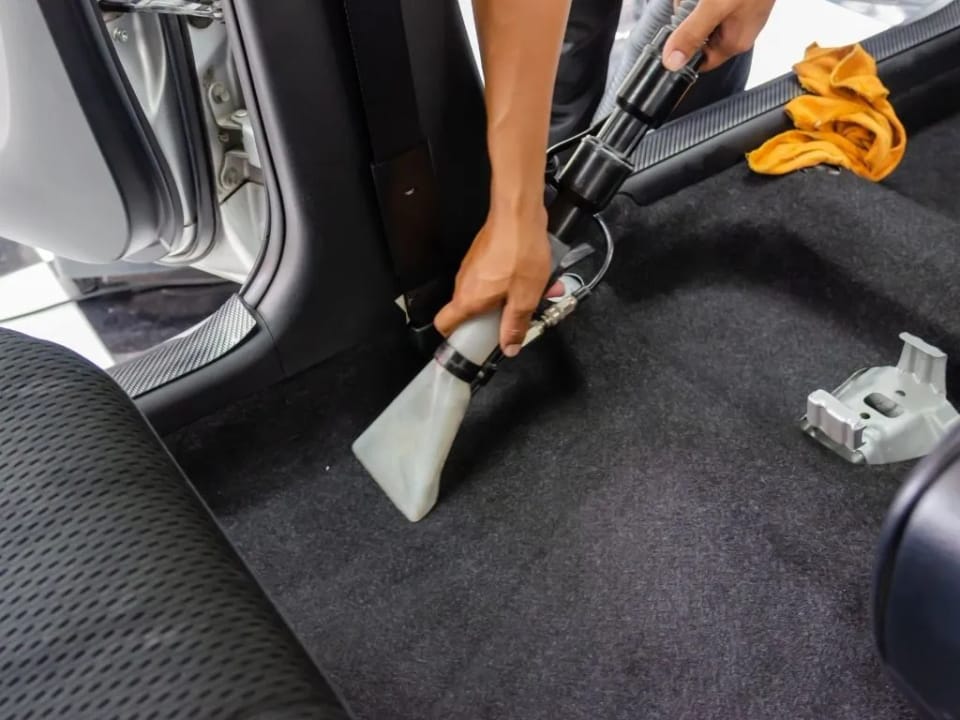 Dubinsko pranje podova u automobilu