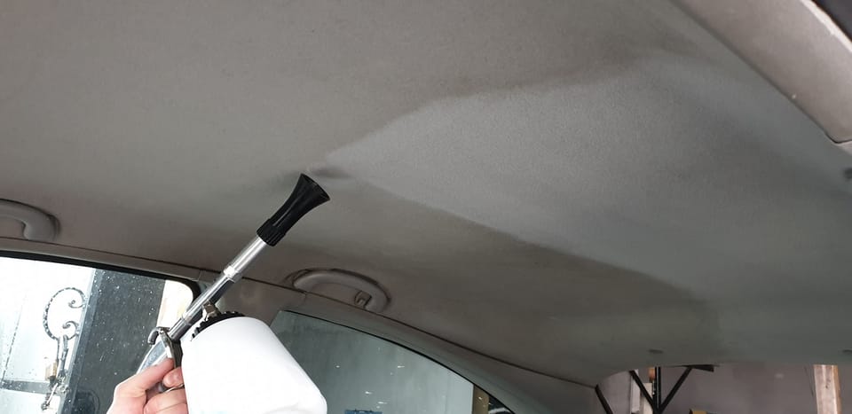 Obrada neba automobila tokom dubinskog pranja enterijera